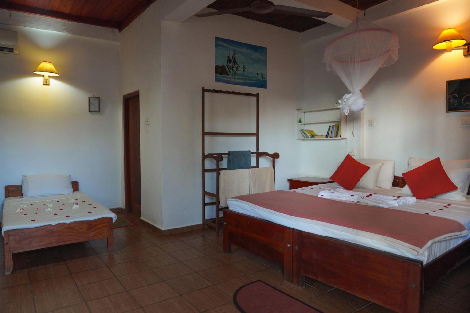 Shanthi Beach Resort Unawatuna Exterior foto
