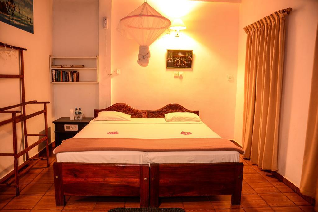 Shanthi Beach Resort Unawatuna Exterior foto